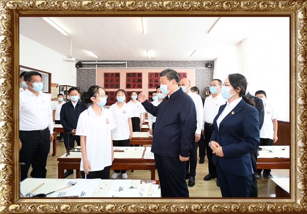 2021年9月13日至14日，習(xí)近平總書(shū)記在陜西省榆林市考察。14日上午，習(xí)近平在綏德實(shí)驗(yàn)中學(xué)考察時(shí)，同正在練習(xí)書(shū)法的學(xué)生親切交流。