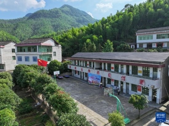 這是5月28日拍攝的湖南省衡陽市衡陽縣岣嶁鄉(xiāng)妙溪小學(xué)（無人機(jī)照片）。