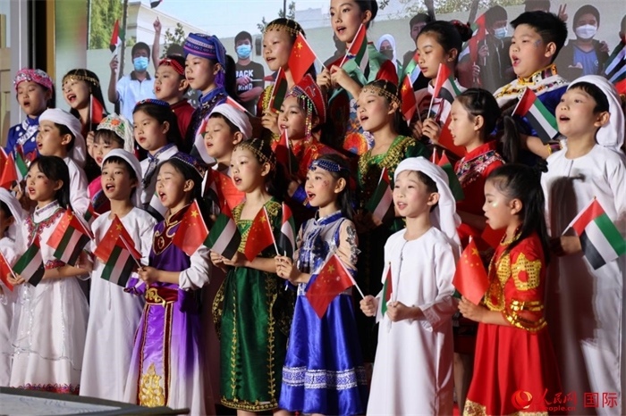 活動(dòng)上，身著中阿傳統(tǒng)服飾的孩子們共唱歌曲，表達(dá)對美好未來的向往。人民網(wǎng)記者 張志文攝