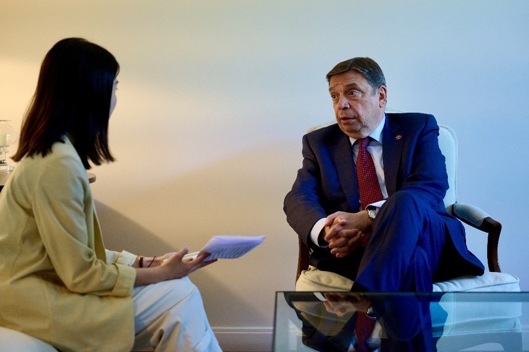 西班牙農(nóng)業(yè)、漁業(yè)和食品大臣普拉納斯接受人民網(wǎng)專(zhuān)訪。西班牙駐華大使館供圖