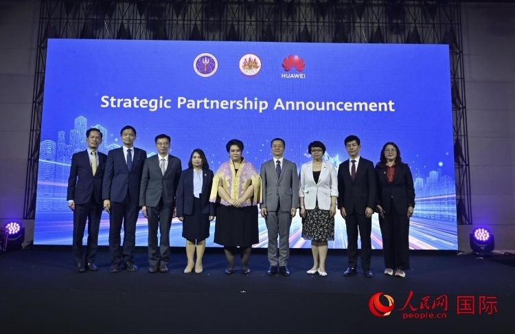 數(shù)字人才峰會現(xiàn)場。左五為泰國高等教育、科學(xué)、研究和創(chuàng)新部長素巴瑪·伊沙拉帕迪，右三中國駐泰國大使館教育參贊許蘭，右四為華為泰國技術(shù)有限公司總經(jīng)理李雄偉。人民網(wǎng)記者 簡承淵攝