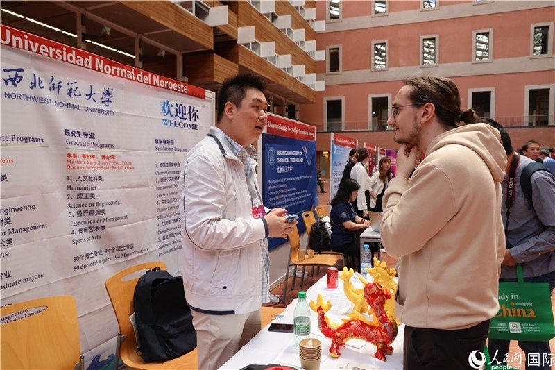 西班牙應(yīng)屆畢業(yè)生在展臺(tái)前咨詢。人民網(wǎng)記者 顏歡攝