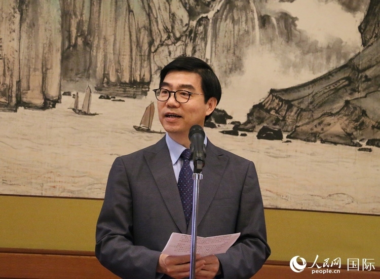 中國(guó)駐日本大使館施泳公使致辭。人民網(wǎng) 許可攝