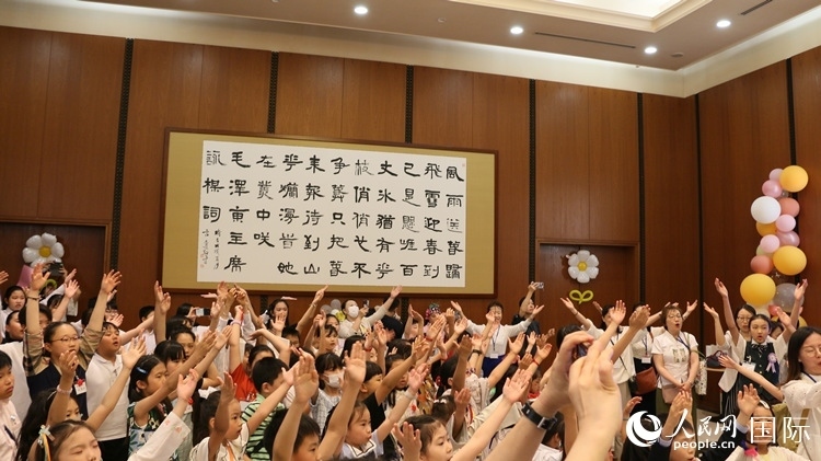 小朋友們合唱《明天會(huì)更好》。人民網(wǎng) 許可攝