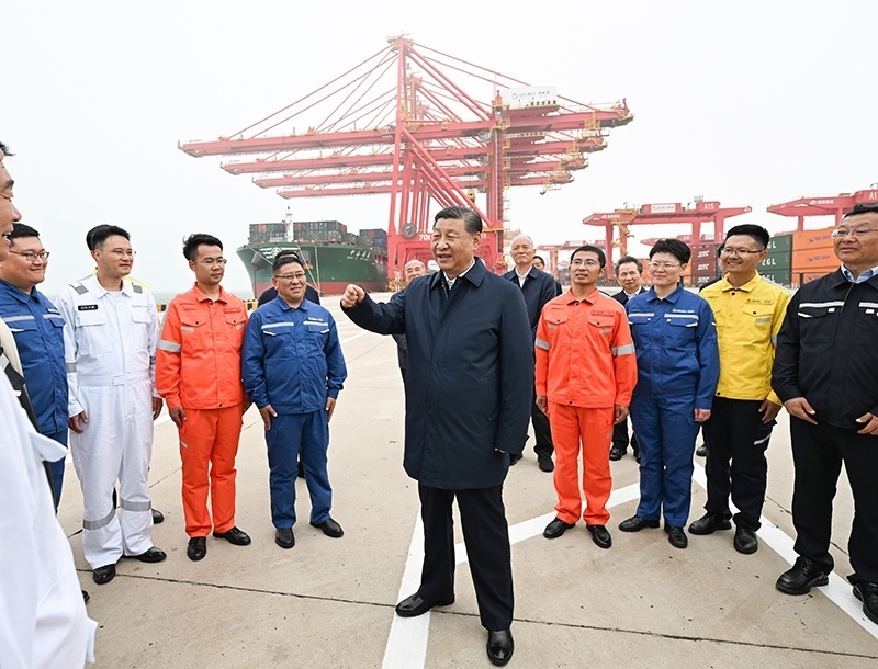 △2024年5月22日，習(xí)近平總書記在山東省日照港親切慰問港口科技工作者、運(yùn)營人員、航運(yùn)人員。