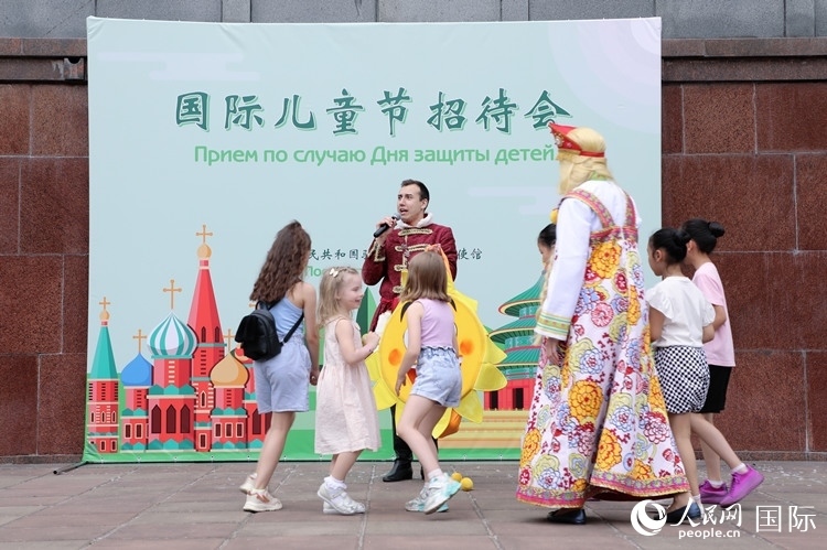 中俄兩國小朋友共同參與互動游戲。人民網(wǎng)記者 隋鑫攝