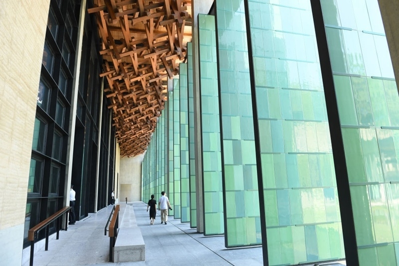 2022年7月23日，杭州國家版本館屋頂?shù)哪緲?gòu)和青瓷門扇相映成趣。