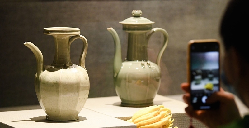 2021年9月14日，浙江省博物館，觀眾在拍攝北宋龍泉窯執(zhí)壺（左）和龍泉青瓷藝人劉杰制作的執(zhí)壺。