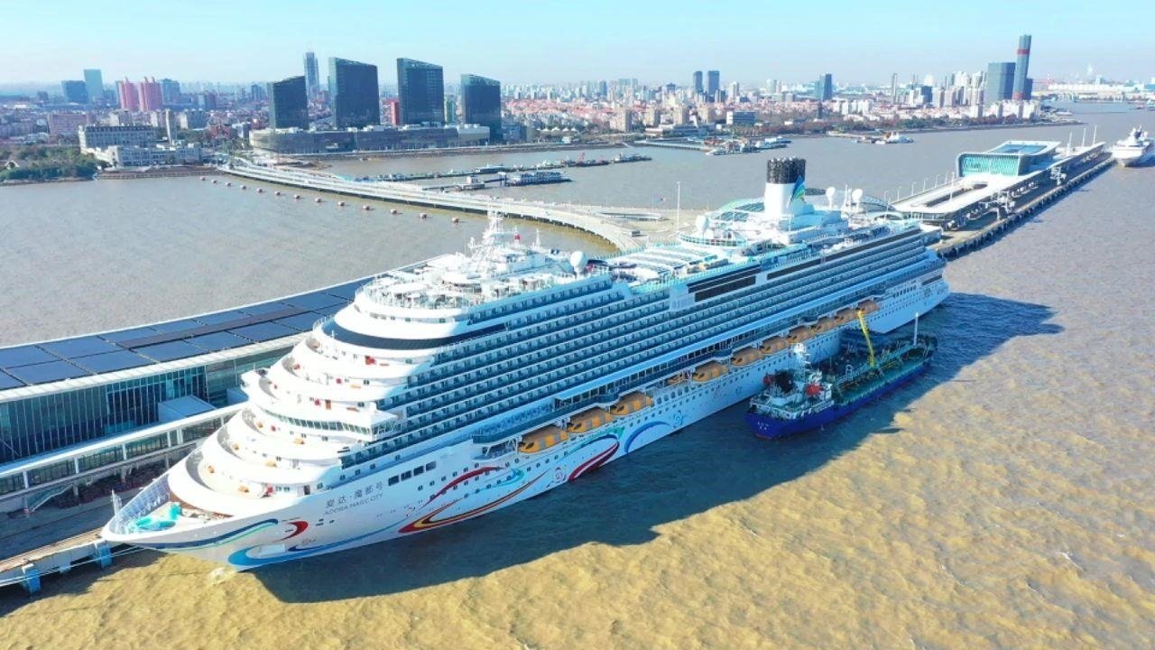 △2024年1月1日，國(guó)產(chǎn)首艘大型郵輪“愛(ài)達(dá)·魔都號(hào)”從上海吳淞口國(guó)際郵輪港開(kāi)啟商業(yè)首航。