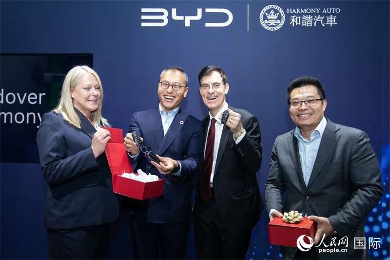 兩位英國消費者獲得新車鑰匙。人民網(wǎng)記者 許立群攝影