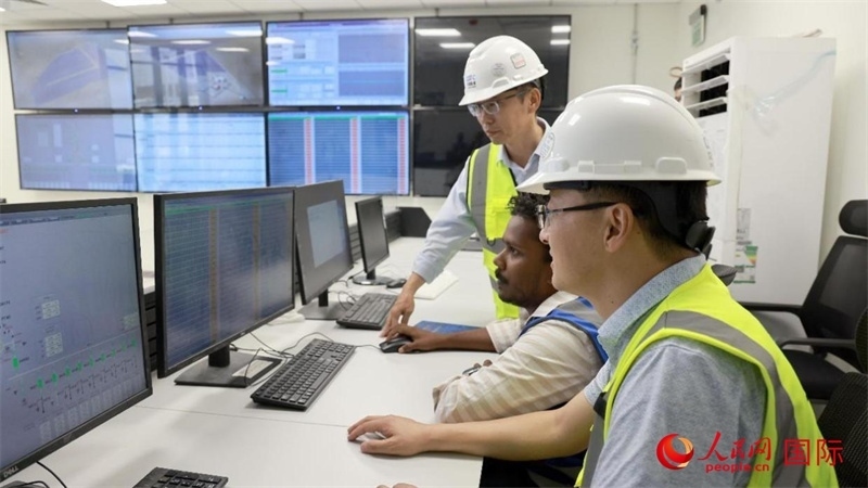 工作人員進(jìn)行倒送電準(zhǔn)備。人民網(wǎng)記者 管克江攝