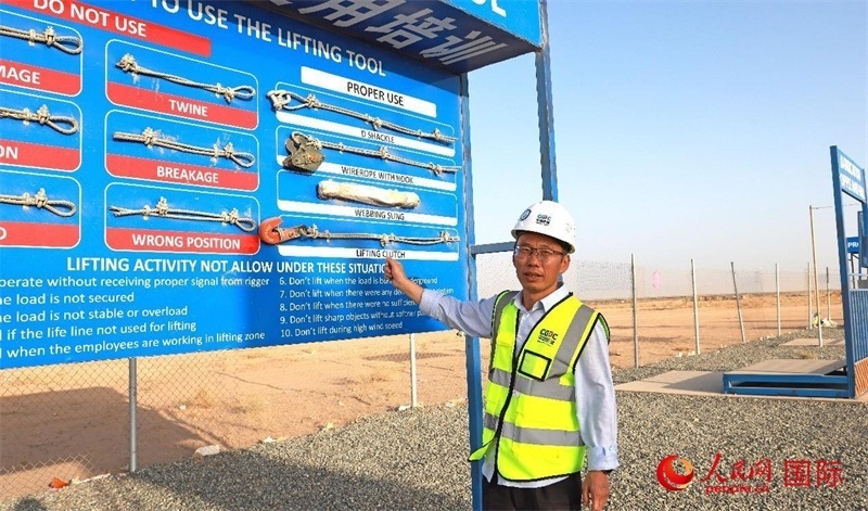 中國能建國際工程公司副總經(jīng)理兼阿爾舒巴赫電站項(xiàng)目經(jīng)理熊高峽展示安全培訓(xùn)中心設(shè)施。人民網(wǎng)記者 管克江攝