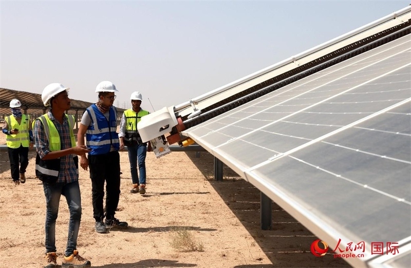 工作人員在測(cè)試自動(dòng)清掃機(jī)器人。人民網(wǎng)記者管克江攝