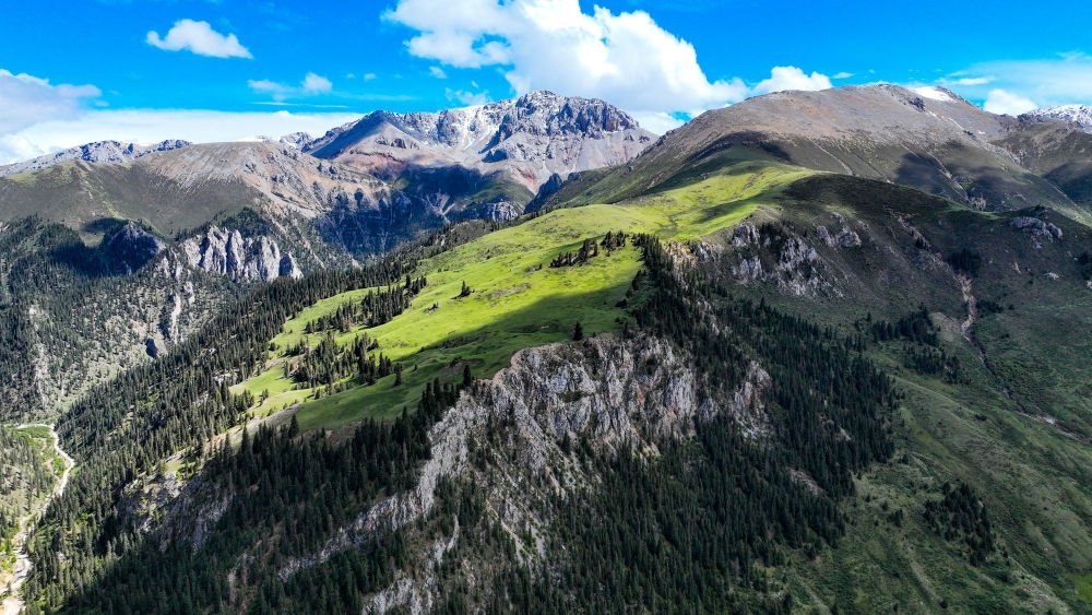 這是2023年6月18日在青海省玉樹藏族自治州囊謙縣拍攝的風光（無人機照片）。新華社記者 張龍 攝