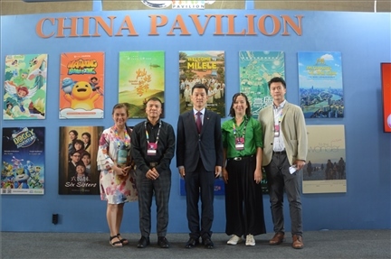 相關公司代表與中國駐里約熱內盧總領館商務參贊敬艷輝在中國聯(lián)合展臺前合影。中廣國際公司供圖