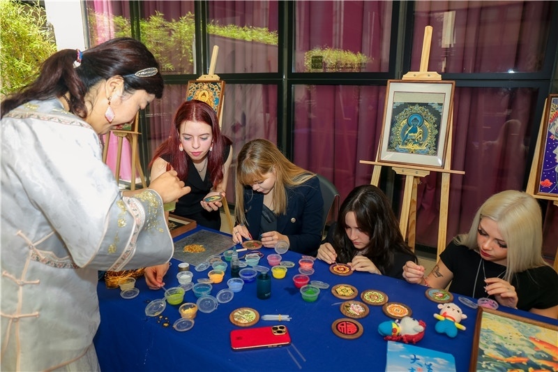 西班牙嘉賓參觀青海傳統(tǒng)手工技藝展示。主辦方供圖