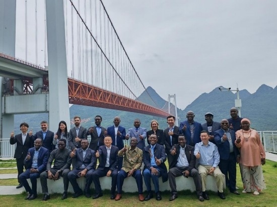 使節(jié)團與壩陵河大橋合影。新華社記者 吳思 攝