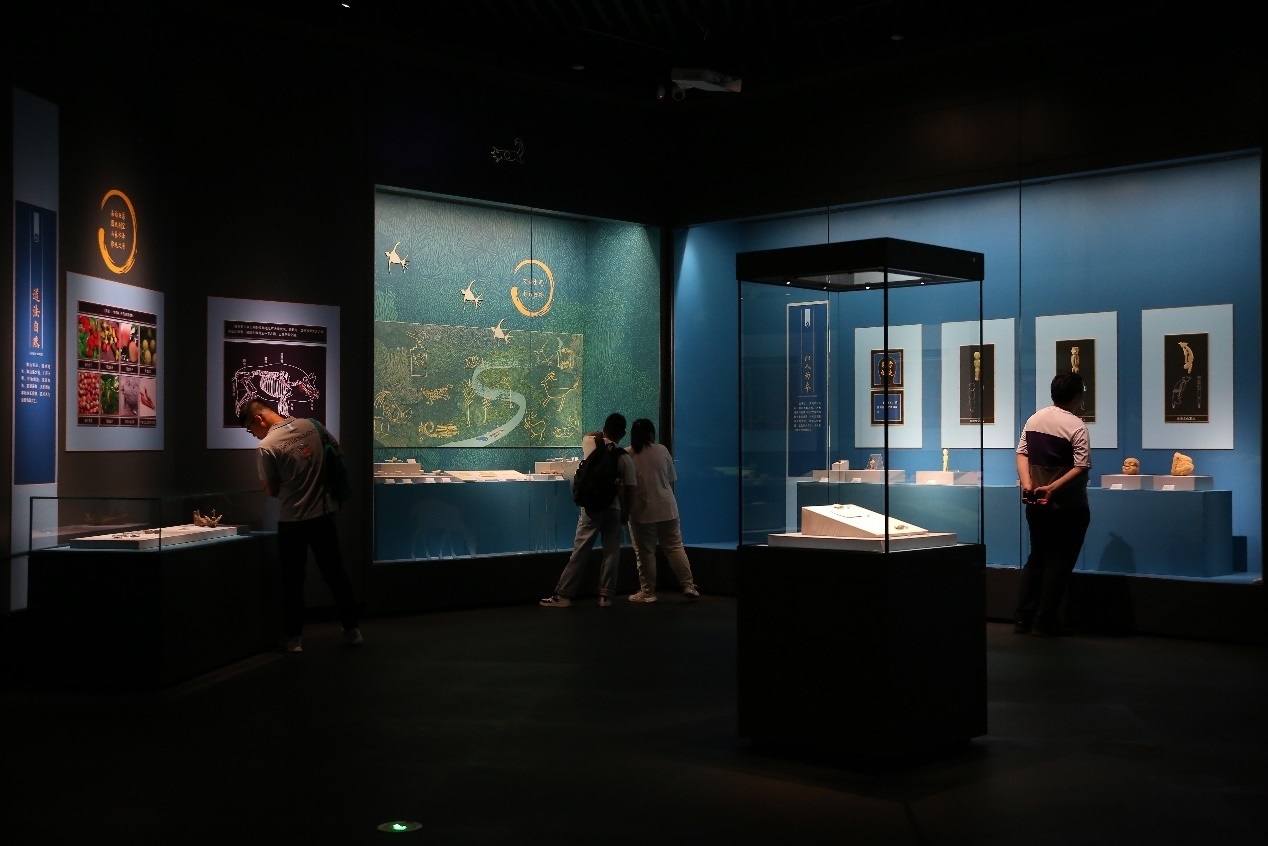 觀眾正在參觀展覽。國家文物局供圖