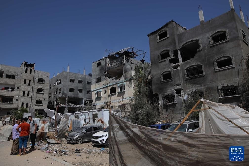 這是6月8日在加沙地帶中部努賽賴特難民營(yíng)拍攝的在以軍襲擊中受損嚴(yán)重的房屋及車輛。新華社發(fā)（馬爾萬·達(dá)烏德攝）