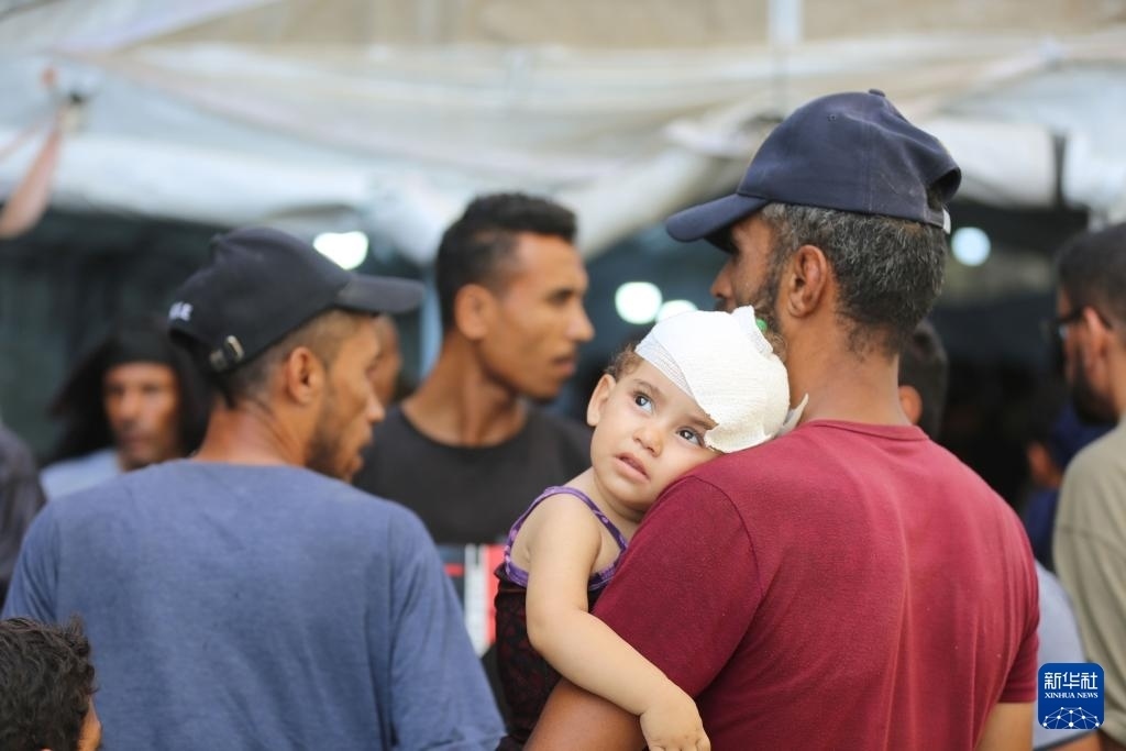 這是6月8日在加沙地帶中部努賽賴特難民營(yíng)拍攝的傷員。新華社發(fā)（馬爾萬·達(dá)烏德攝）