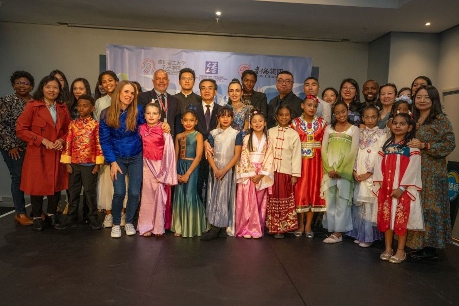 中南嘉賓與選手們合影。