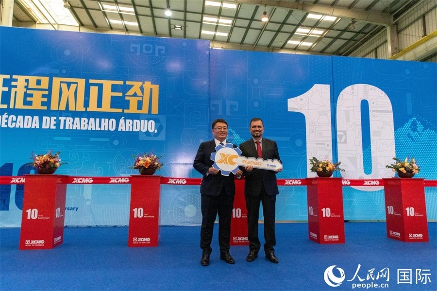 儀式上，徐工巴西制造總經(jīng)理李寒光將第23456臺產(chǎn)品鑰匙交付給客戶巴西Simak公司首席執(zhí)行官安德森·阿布魯手中。 人民日報社拉美中心分社 威廉·科埃略·維亞納攝