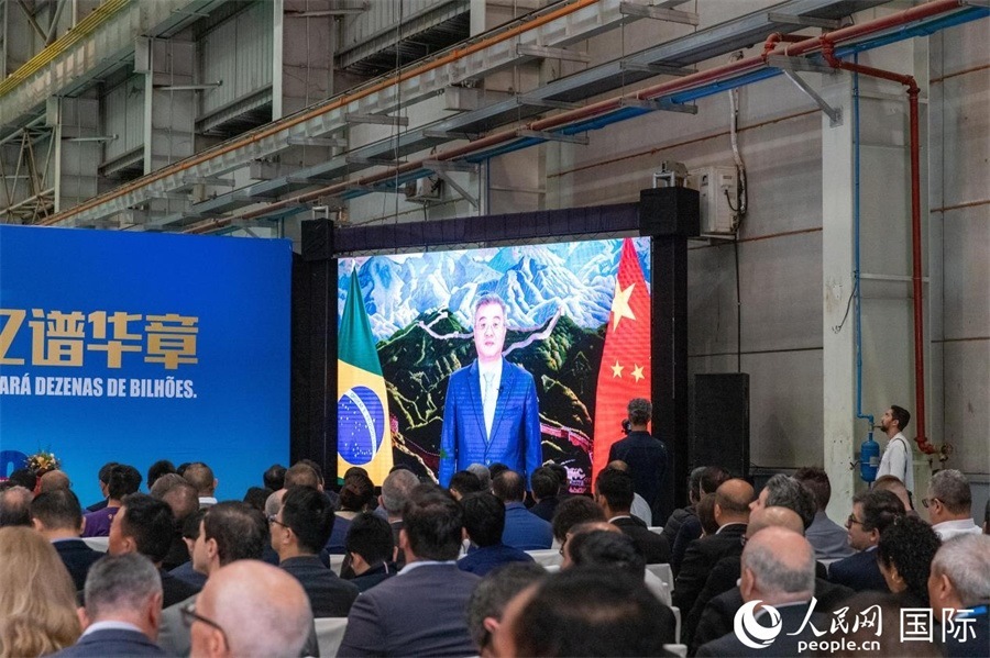 中國駐巴西大使祝青橋在視頻致辭中表示，徐工在巴西的發(fā)展，是眾多中國企業(yè)在習近平主席提出的共建“一帶一路”倡議推動下，將中國的技術(shù)和產(chǎn)業(yè)發(fā)展成果帶往世界，促進各國發(fā)展的縮影。 人民日報社拉美中心分社 威廉·科埃略·維亞納攝