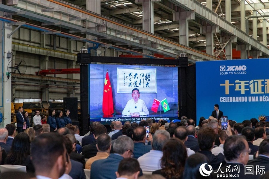 徐工集團、徐工機械董事長楊東升在視頻致辭中表示，徐工作為中國工程機械的排頭兵，堅定不移實施國際化主戰(zhàn)略，投資運營的徐工巴西制造基地成為見證中巴友誼的標桿示范。 人民日報社拉美中心分社 威廉·科埃略·維亞納攝
