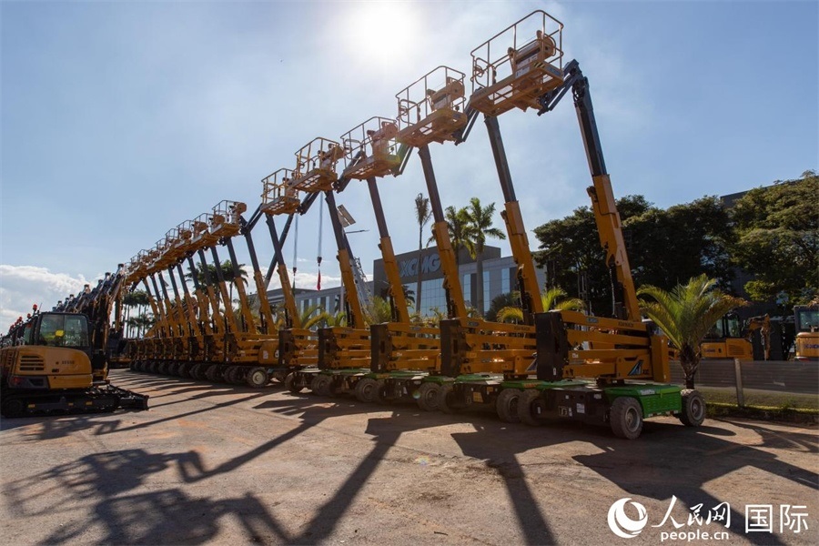 在徐工巴西制造生產(chǎn)基地，一批完成生產(chǎn)的設(shè)備正準備交付客戶。 人民日報社拉美中心分社 威廉·科埃略·維亞納攝