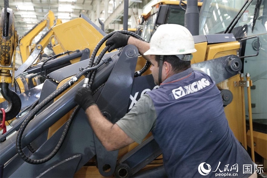 一名徐工巴西制造基地的當?shù)貑T工正在進行設(shè)備安裝和調(diào)試。 人民日報社拉美中心分社 威廉·科埃略·維亞納攝