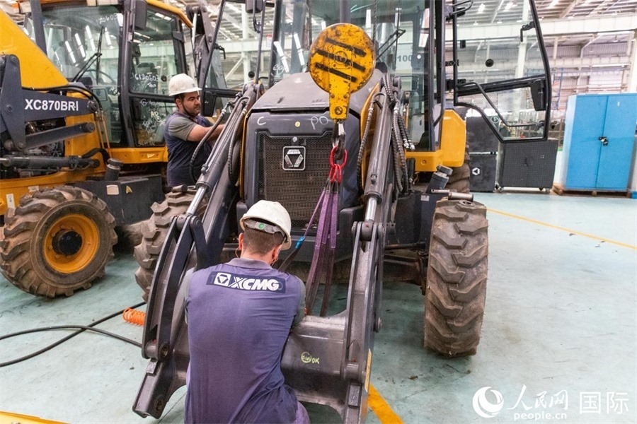 兩名徐工巴西制造基地的當?shù)貑T工正在進行設(shè)備安裝和調(diào)試。 人民日報社拉美中心分社 威廉·科埃略·維亞納攝