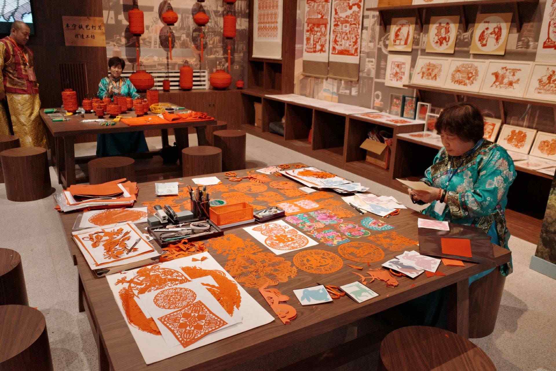 “氣象萬(wàn)千——中國(guó)非遺保護(hù)實(shí)踐主題展”上，非遺傳承人現(xiàn)場(chǎng)展示。人民網(wǎng)記者 劉微攝