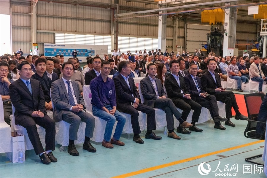 巴西米納斯吉拉斯州、波蘇阿雷格里市政府官員，徐工巴西制造的供應(yīng)商、經(jīng)銷商、客戶伙伴和員工代表，以及在巴中資機構(gòu)代表等200多人，出席了徐工巴西制造投產(chǎn)運營10周年暨第23456臺產(chǎn)品下線儀式。 人民網(wǎng) 威廉·科埃略·維亞納攝