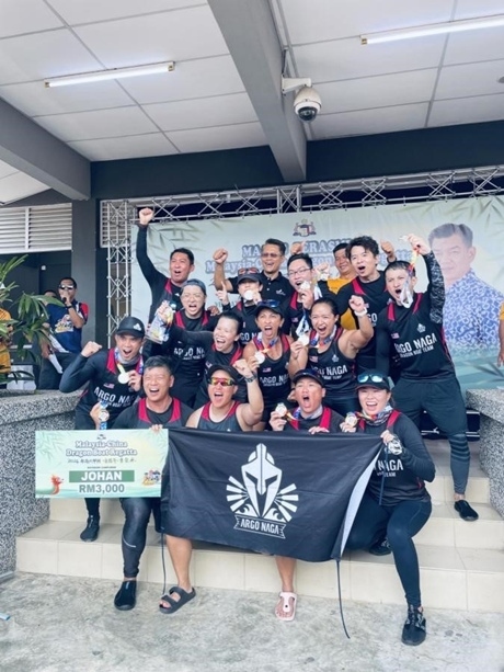 全體隊(duì)員歡慶取得混合組冠軍。組委會(huì)供圖