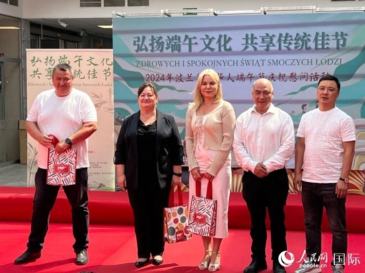 向波蘭友人發(fā)放端午節(jié)慰問(wèn)品。人民網(wǎng)記者 李增偉攝