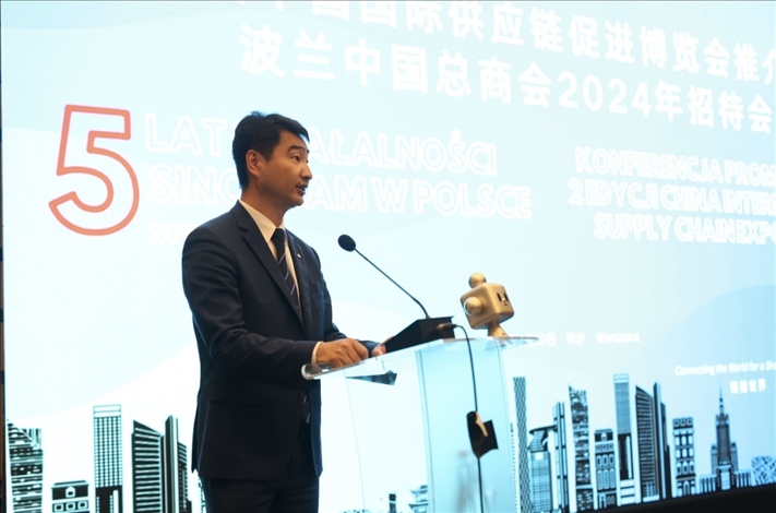 波蘭中國總商會會長胡新元致辭。