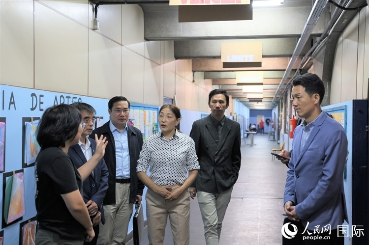 中國(guó)駐里約總領(lǐng)館商務(wù)參贊敬艷輝（右一）等嘉賓在里約孔院中方院長(zhǎng)孫艷萍（左一）帶領(lǐng)下，參觀薩繆爾·韋納公立學(xué)校的中文教室，了解該校中文教學(xué)軟硬件設(shè)施。人民網(wǎng)記者 時(shí)元皓攝