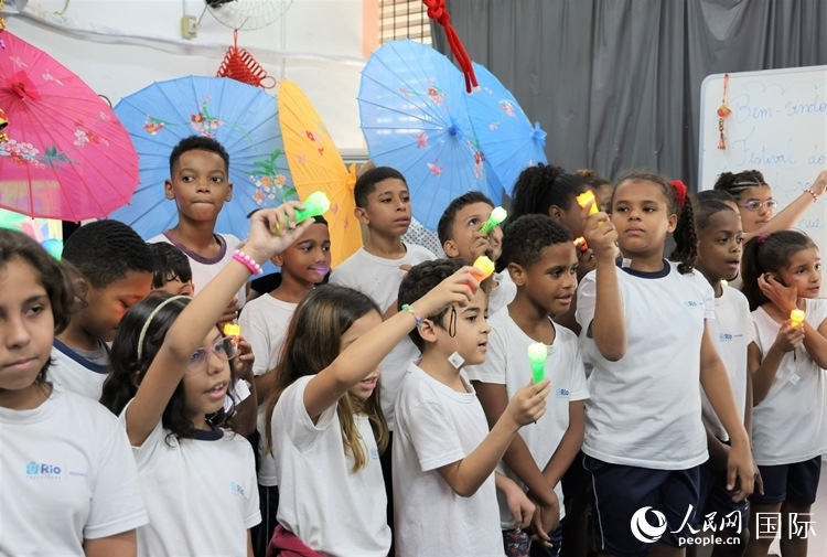 端午節(jié)活動(dòng)在里約薩繆爾·韋納公立學(xué)校舉辦，該校師生合唱中文歌曲。 人民網(wǎng)記者 時(shí)元皓攝