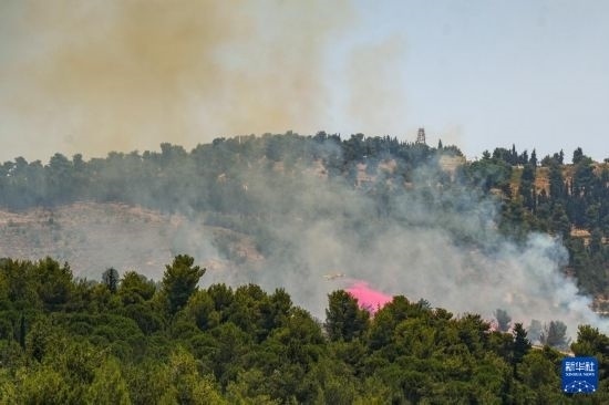 6月12日，以色列北部加利利地區(qū)遭受火箭彈襲擊后冒出滾滾濃煙。新華社發(fā)（阿亞爾·馬戈林?jǐn)z/基尼圖片社）
