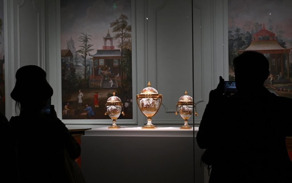 4月1日，觀眾在北京故宮參觀“紫禁城與凡爾賽宮——17、18世紀(jì)的中法交往”展覽。新華社記者金良快攝