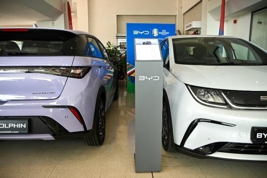 這是5月29日在馬耳他比爾基卡拉拍攝的展示廳里的比亞迪純電動汽車。新華社發(fā)（喬納森·博格 攝）