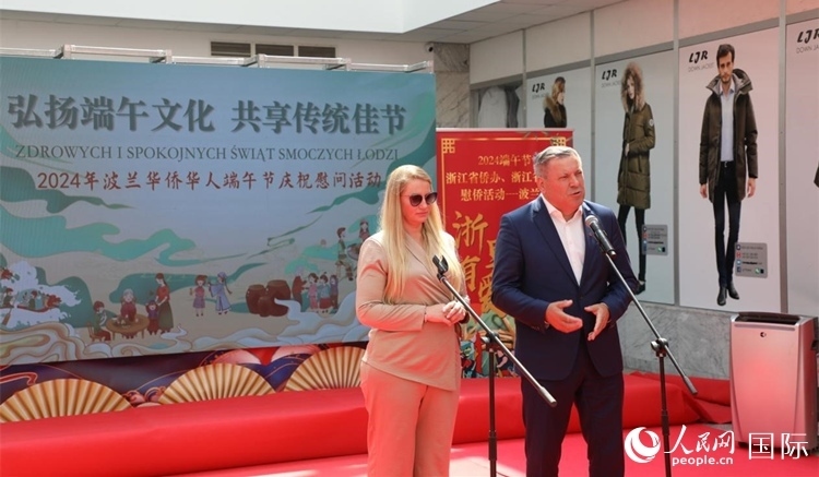 皮耶霍欽斯基（右）在活動上致辭。人民網(wǎng)記者 李增偉攝