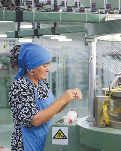 在針織毛坯車間，當(dāng)?shù)毓と苏诮泳€。胡澤曦?cái)z