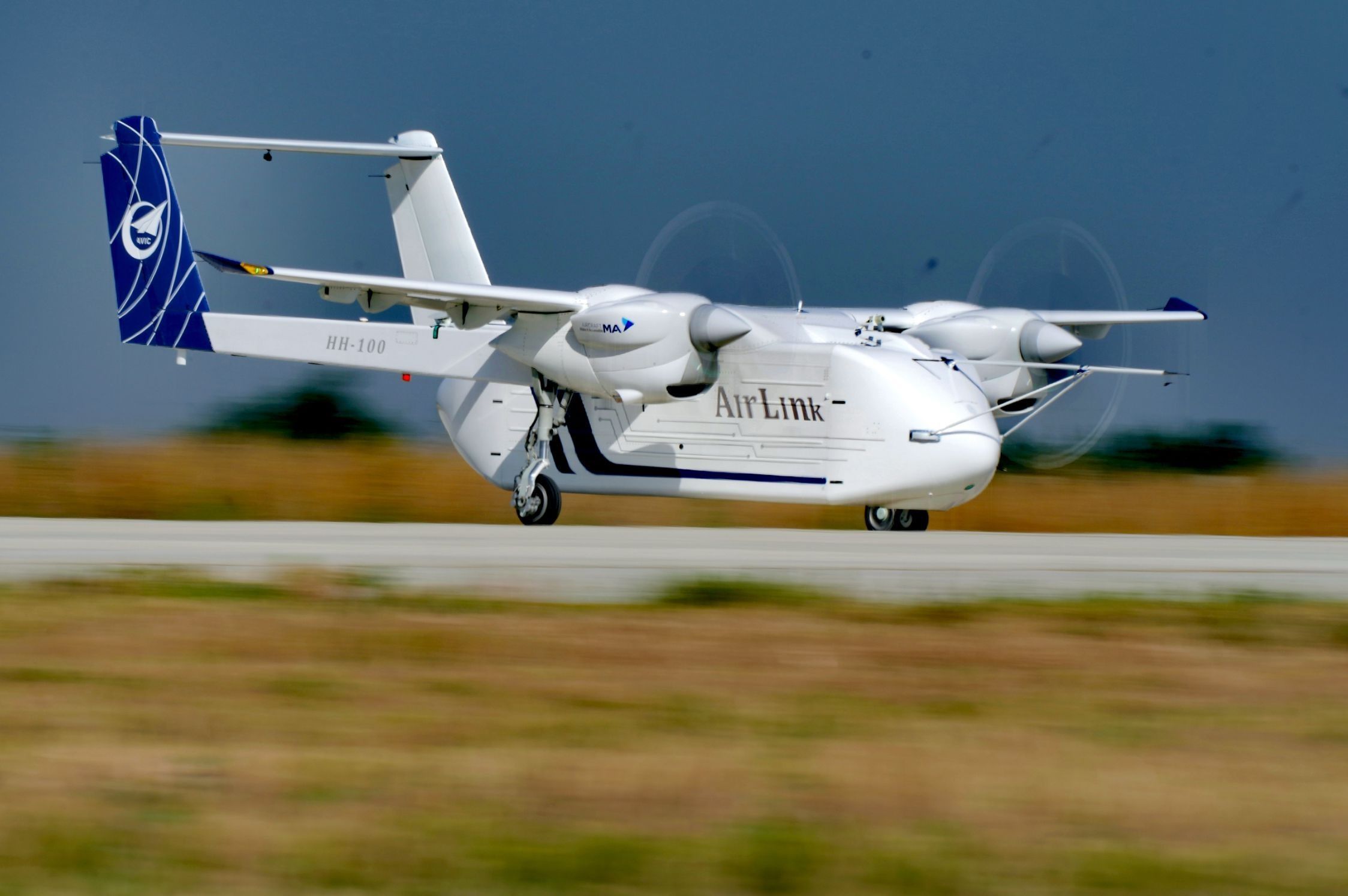 △2024年6月12日，HH-100航空商用無人運(yùn)輸系統(tǒng)驗(yàn)證機(jī)在西安藍(lán)田通用機(jī)場首飛成功。