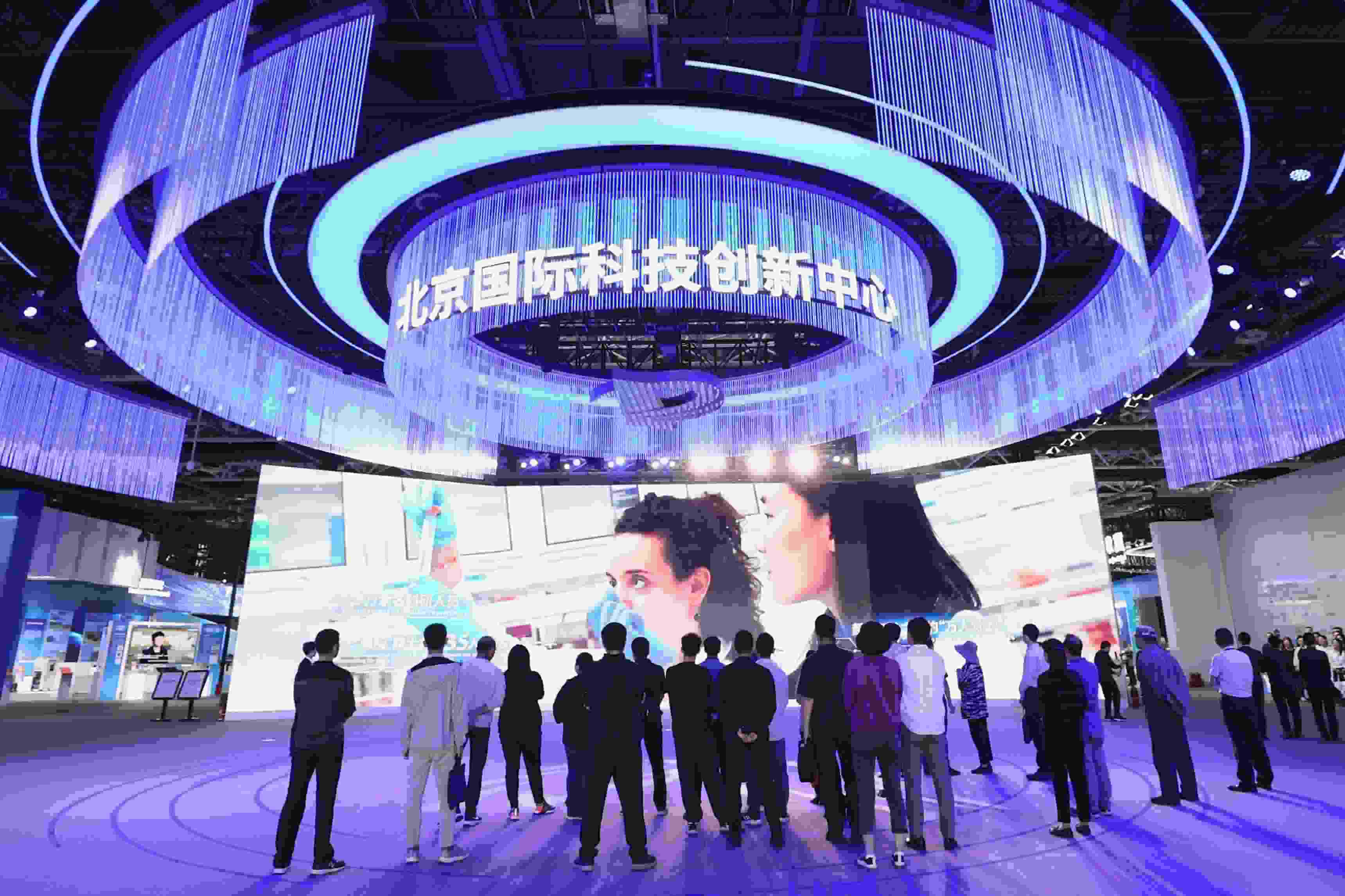 △2024年5月11日，觀眾在中關(guān)村展示中心觀看科技創(chuàng)新宣傳片。