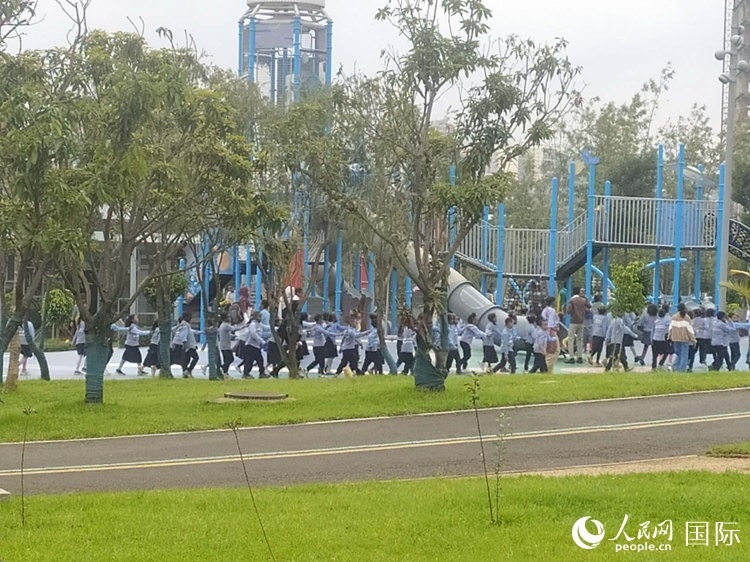 當?shù)貎和诠珗@做游戲。人民網(wǎng)記者 黃培昭攝