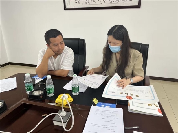 成都市溫江區(qū)市場監(jiān)管局在區(qū)農(nóng)副產(chǎn)品流通交易中心為商戶上門辦理“個轉(zhuǎn)企”登記。成都市市場監(jiān)管局供圖