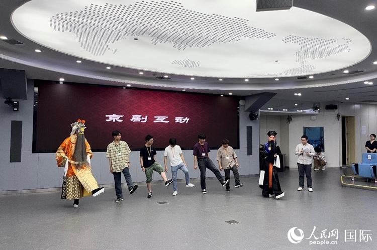 日本大學生代表團學習京劇臺步。人民網(wǎng)記者 陳思攝