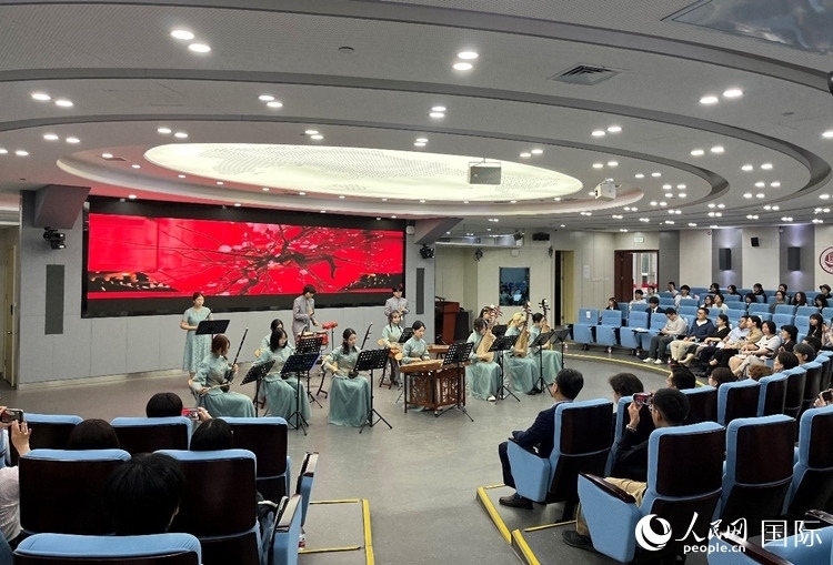 北京第二外國語學院學生帶來民樂表演。人民網(wǎng)記者 陳思攝