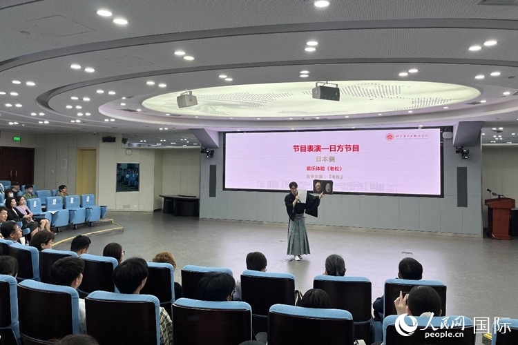 日本大學生介紹能樂知識。人民網(wǎng)記者 陳思攝